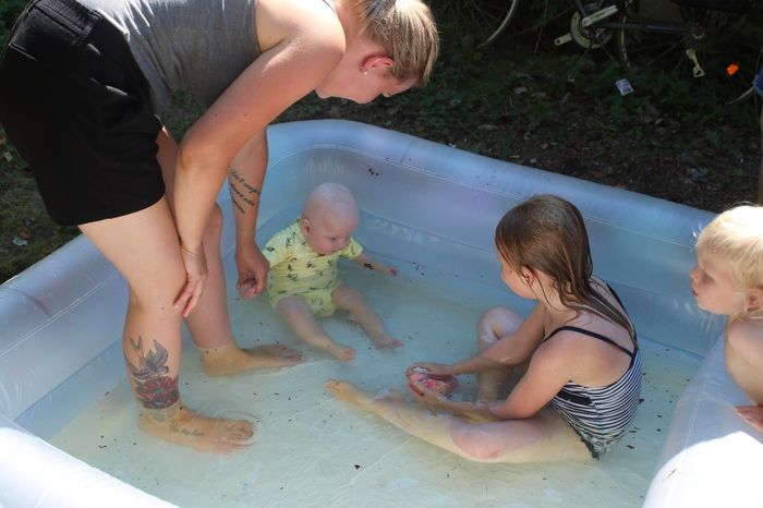 Thea og sine to fettere tar seg et lite bad i varmen.